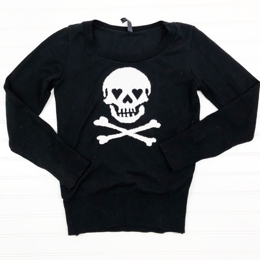 Black Skull Pullover